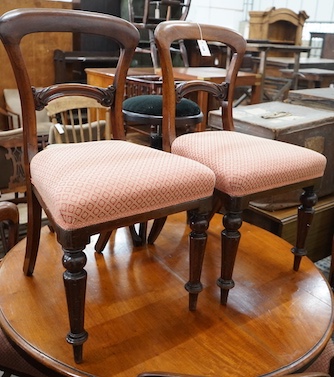 A Victorian circular mahogany breakfast table, diameter 120cm, height 72cm, together with six Victorian mahogany balloon back dining chairs